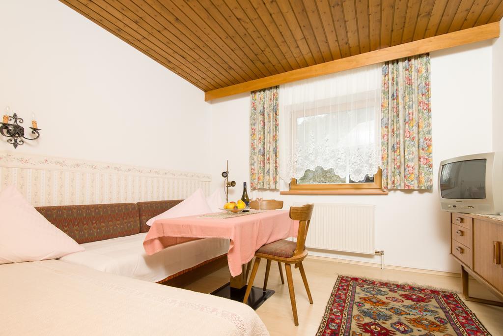 Gaestehaus Helga Scharnitz Szoba fotó